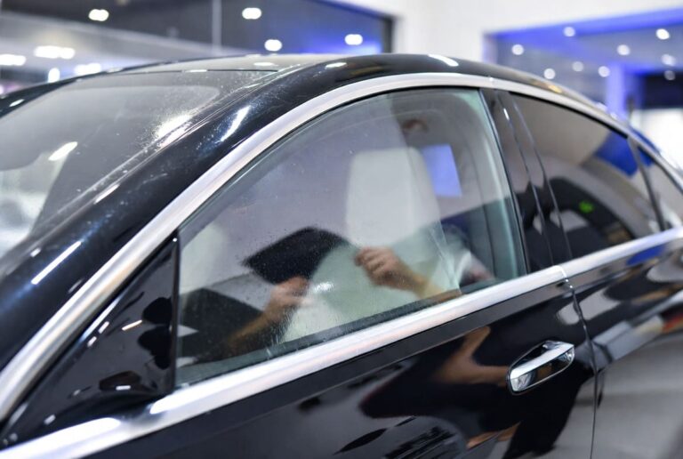 Укрепление стекол автомобиля защитной пленкой